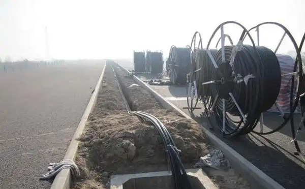 光纜施工如何應(yīng)對復(fù)雜地形布線難題？